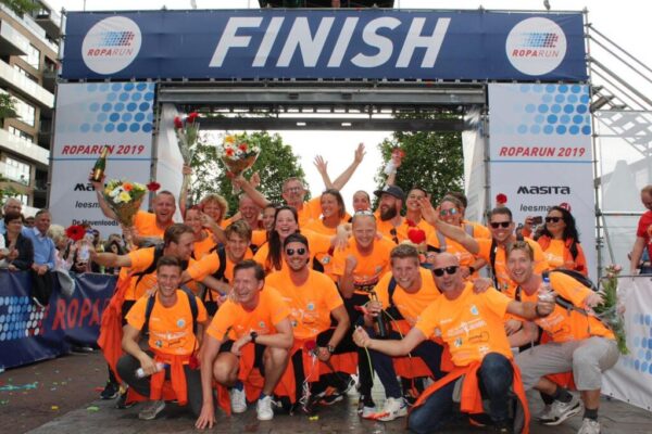 Orangeheroes als team over finish Roparun