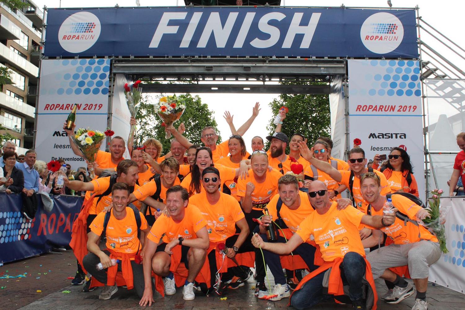 Orangeheroes als team over finish Roparun
